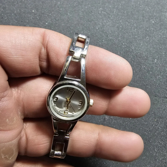 Ladies fashion watch silver tone case and bracelet round face working shows sign - Picture 5 of 9